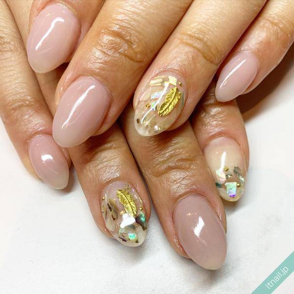 おしゃれ女子必見 夏の フェザーネイル が大人かわいい ローリエプレス おしゃれ女子必見 夏の フェザーネイル が大人かわいい ローリエプレス