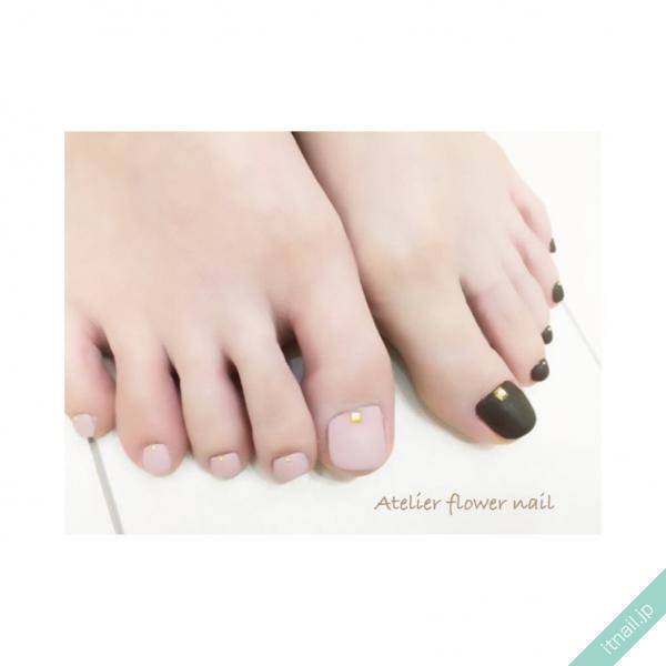 迷ったらどっちも入れちゃえ ちぐはぐフットネイル が楽しい ローリエプレス