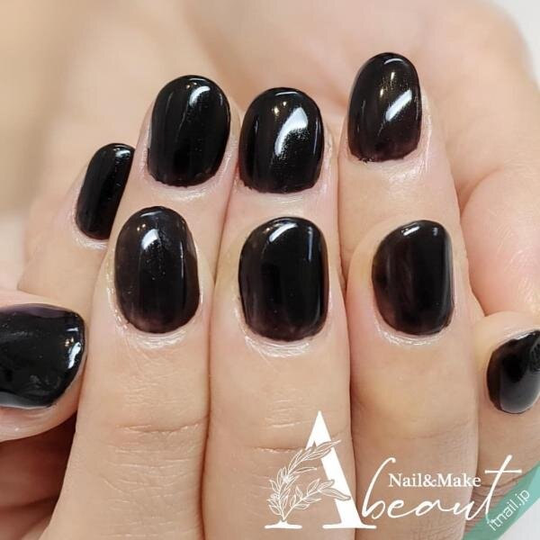 シンプルでもおしゃれ感バツグン 黒 を使ったネイル8選 ローリエプレス