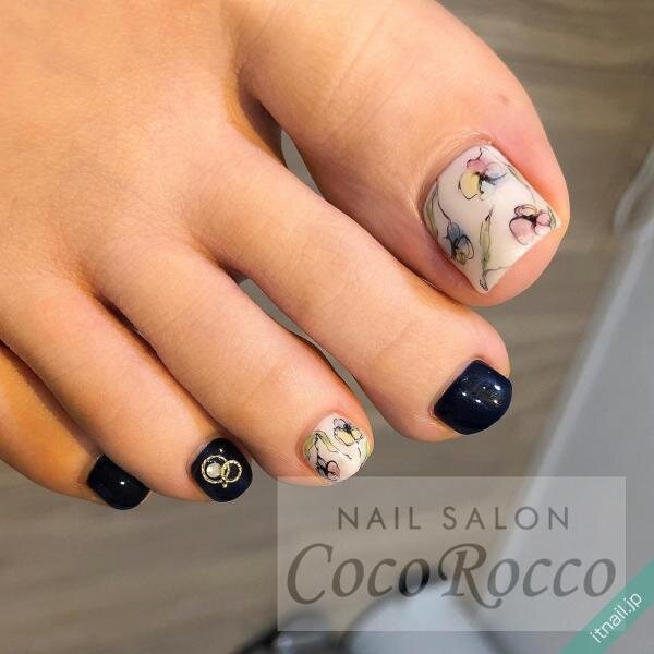 夏もネイビーネイルでクールに決める 大人向けのハンド フットデザイン12選 ローリエプレス