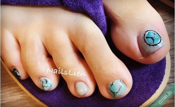 足元のお洒落を楽しんで ターコイズカラーを使ったフットネイル ローリエプレス