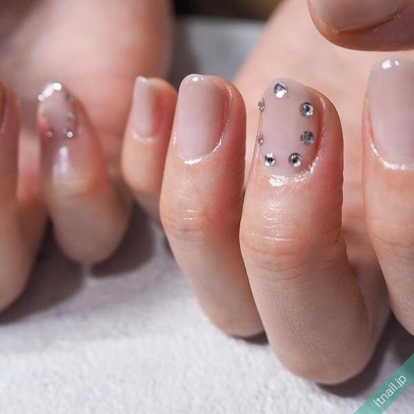 キラキラな指先に ストーンを並べた囲みネイルデザインをご紹介 ローリエプレス