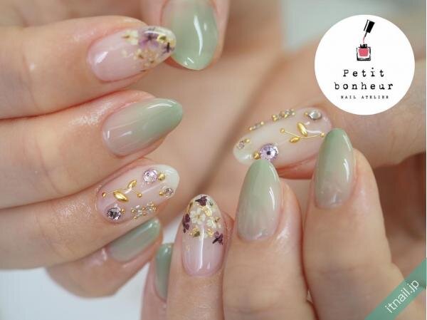 ネイルに春を詰め込んで 可憐でおしゃれな 押し花ネイル デザイン集 ローリエプレス