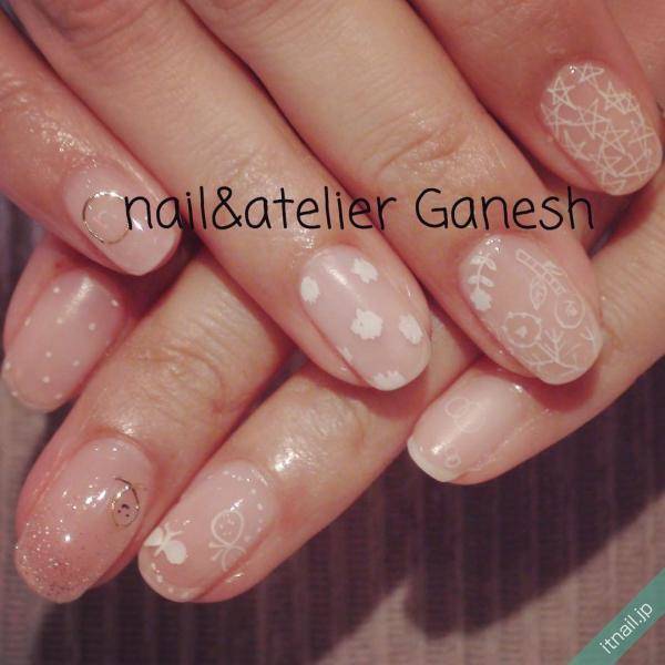 鉄板の清楚ネイルは クリアホワイト ホワイト のフラワーデザインで叶える ローリエプレス