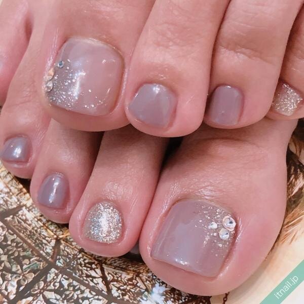 上品映えは必至 ヌーディカラーのフットネイル Top10 ローリエプレス