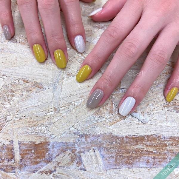 グレー イエロー のネイルがおしゃれ この秋おすすめのデザインまとめ ローリエプレス