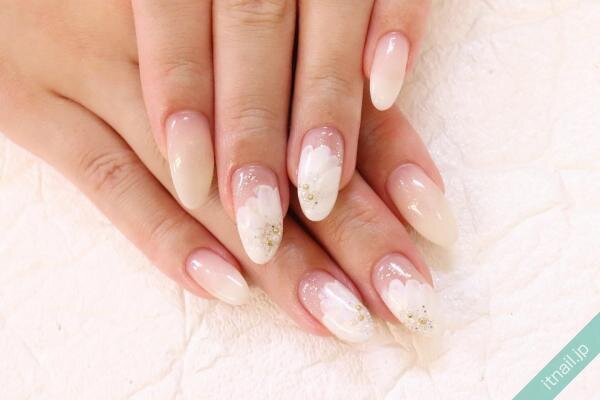 清楚で上品な指先へ 白が主役の ホワイトフラワーネイル まとめ ローリエプレス