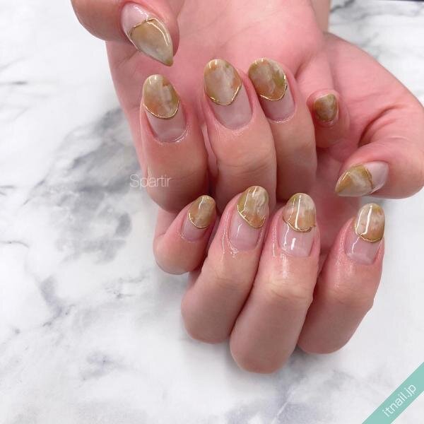 くすみグリーンのネイルで大人な指先へアップデート おすすめデザイン8選 ローリエプレス