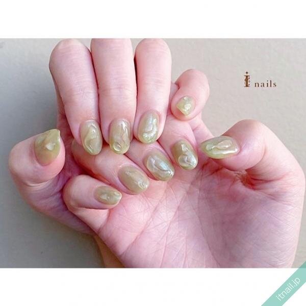 くすみグリーンのネイルで大人な指先へアップデート おすすめデザイン8選 ローリエプレス