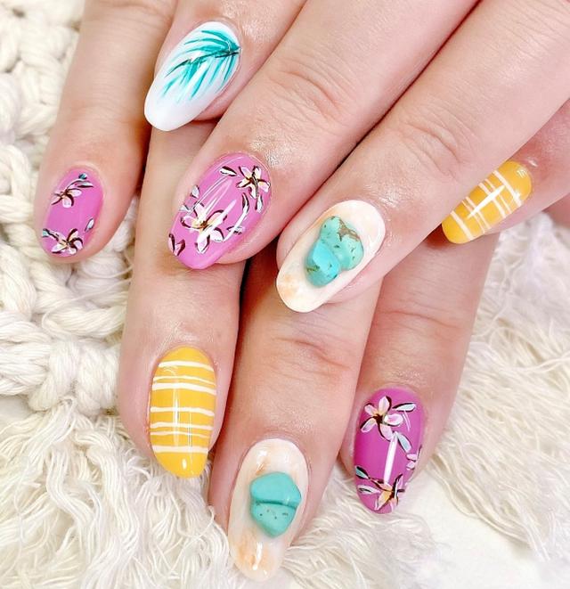 レトロポップカラーのハワイアンネイル ローリエプレス