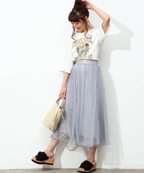 チュールスカートの着こなし方 スポーティなトップスと合わせて甘辛コーデに ローリエプレス