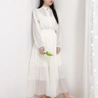 Vネックに合わせるインナーは見せるのも隠すのもアリ おすすめコーデはコレ ローリエプレス