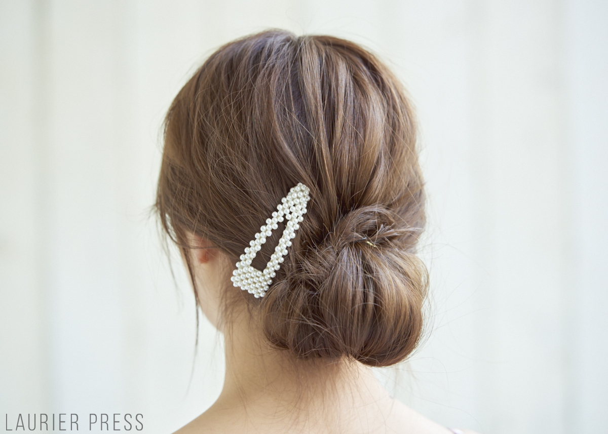 水着に似合うヘアアレンジ くるりんぱと三つ編みで シニヨン の完成 ローリエプレス