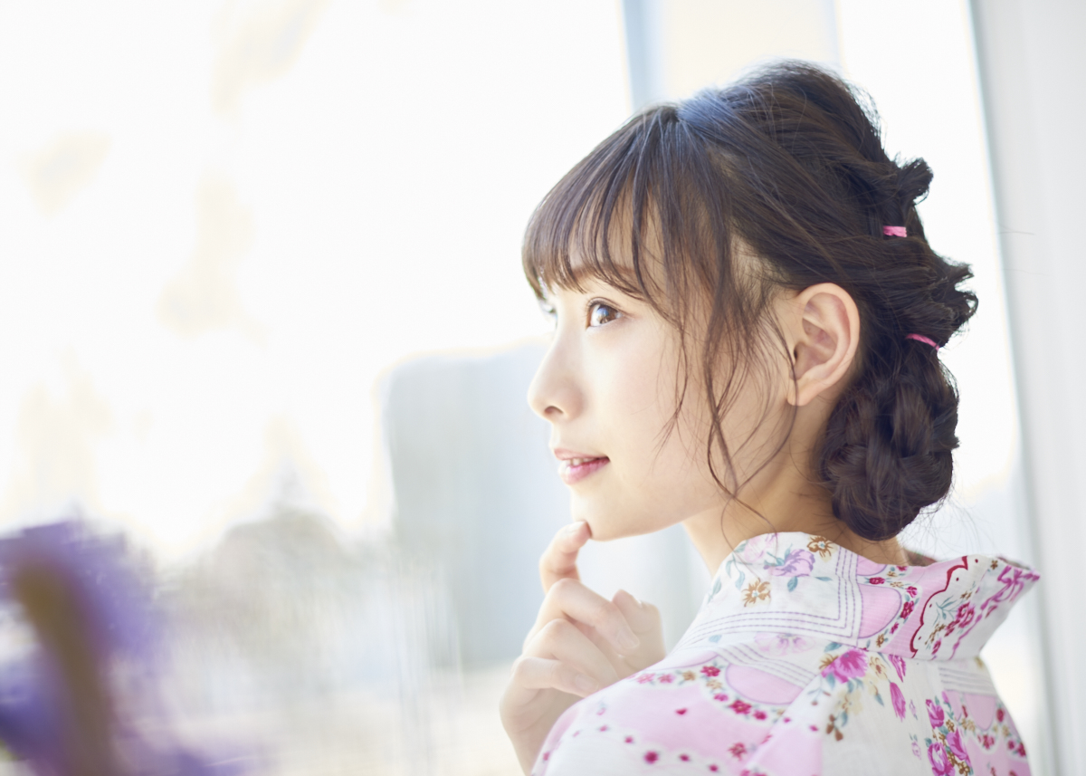 浴衣に似合うヘアアレンジ動画 ガーリー派のためのツインまとめ髪 ローリエプレス