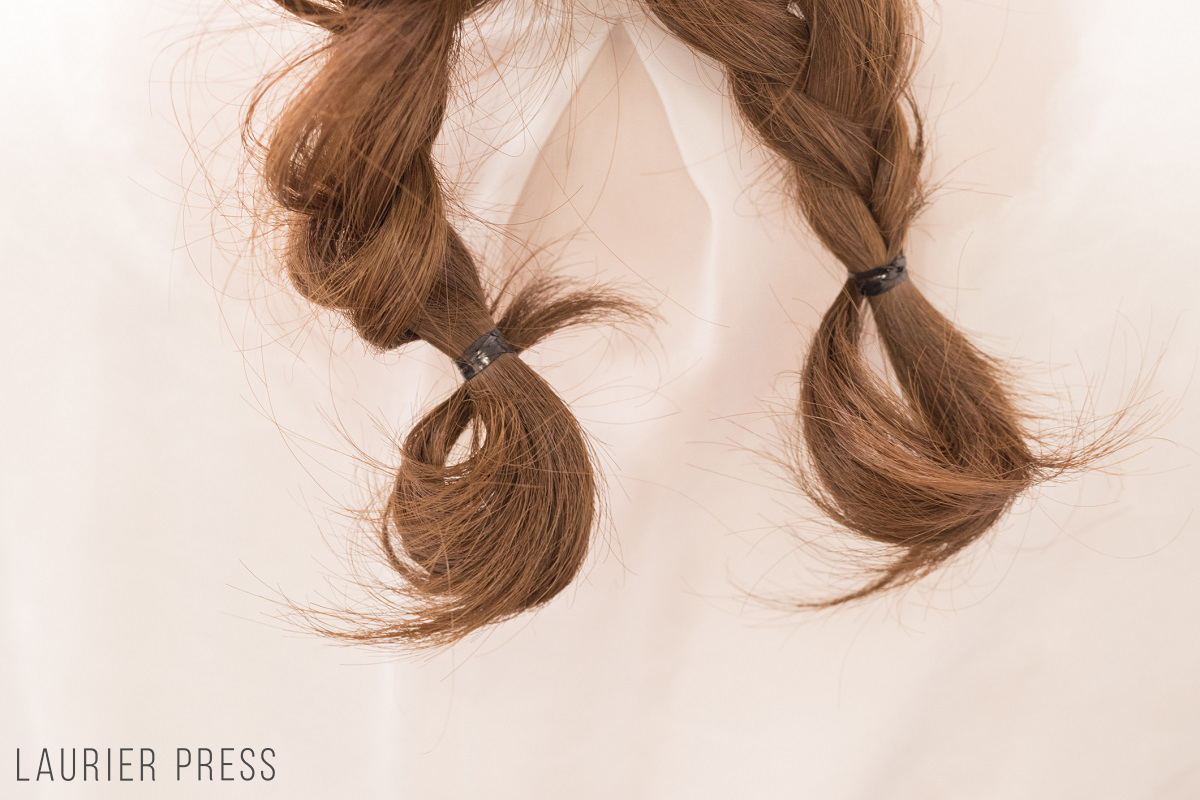 お団子ヘアのマンネリ解消 サイド編み込みで横顔美人に ローリエプレス