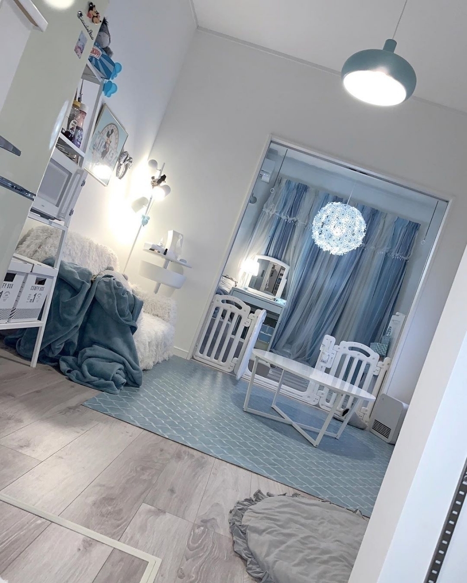 くすみブルーのお部屋がネクストブームの予感 ロマンチックな空間に模様替え おしゃれルームツアー ローリエプレス