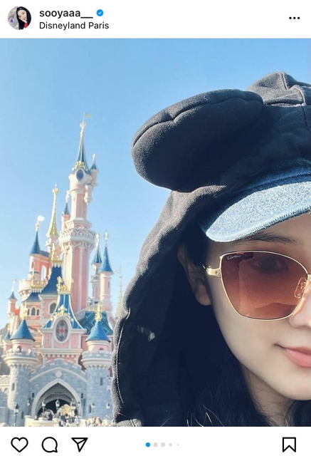 Blackpinkジス パリのディズニーランドを満喫するショットに ジスとディズニー最高だな 目元隠れてても鬼美人 の声 ローリエプレス