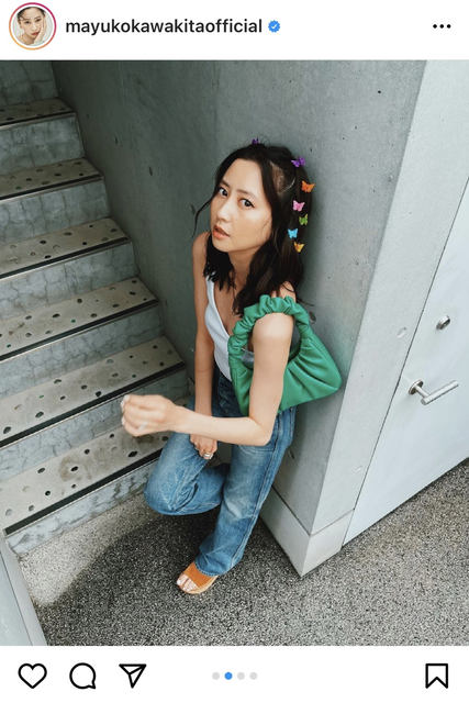 頭にたくさんの蝶々 河北麻友子 ポップなヘアアクセサリー際立つ私服姿に注目集まる ローリエプレス