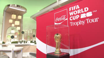 日本テレビ「news zero」のスタジオにW杯のトロフィーが 黄金に輝く 日本テレビ「news zero」のスタジオにW杯のトロフィーが 黄金に輝く