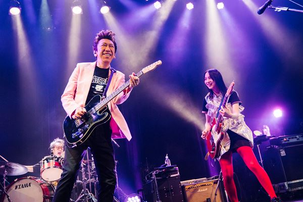 布袋寅泰、スペシャルゲストでのんが登場したファンクラブライブの