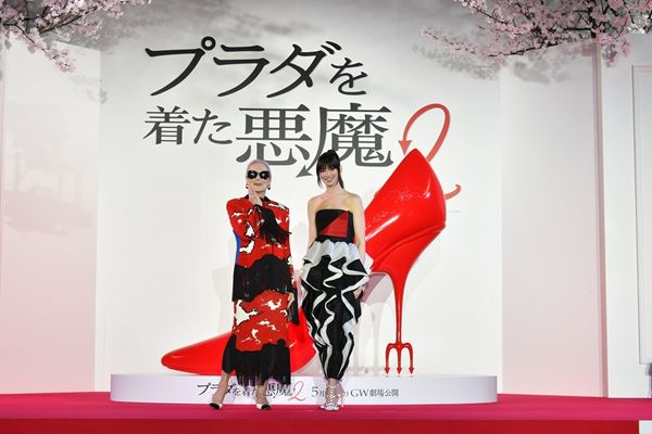 あ*る様 新品未読 VOGUE プラダを着た悪魔2 アン・ハサウェイ　メリル・ス メリル・ストリープ＆アン・ハサウェイが揃って来日！ 『プラダを着た