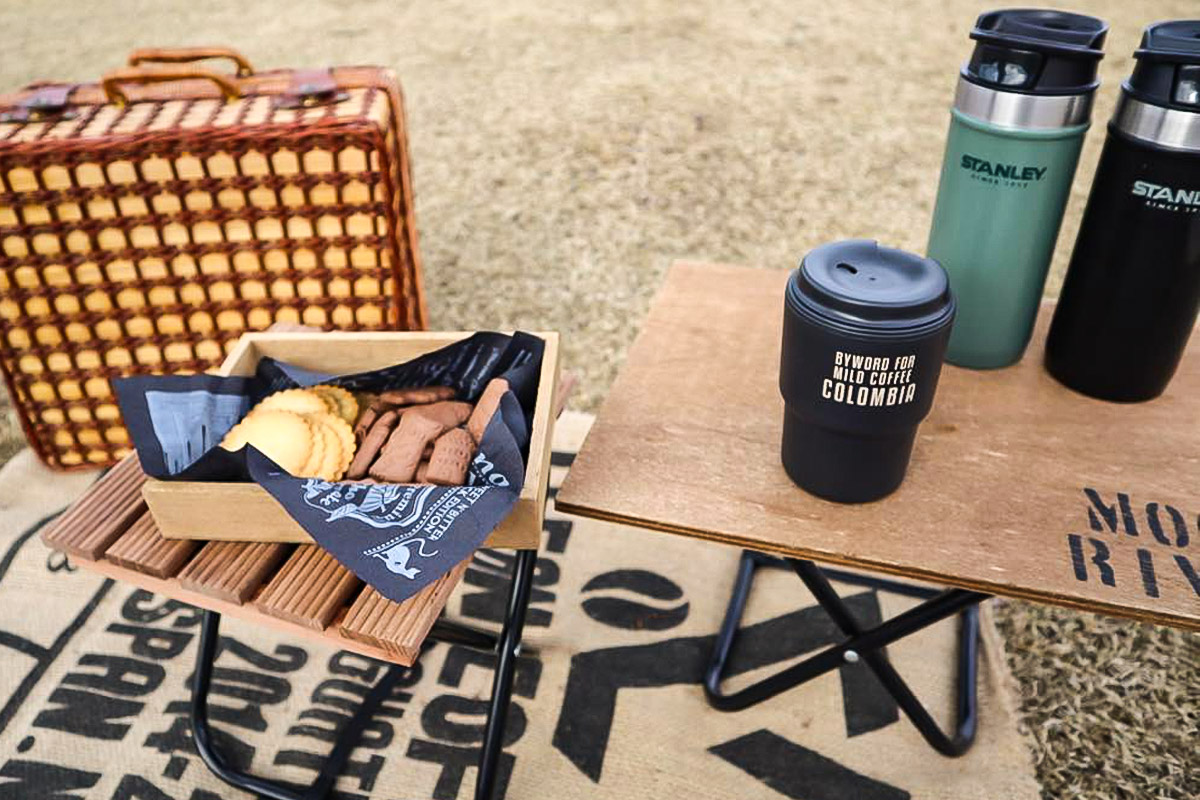 ダイソー 折り畳み椅子 がテーブルに変身 おしゃれなリメイク方法 ローリエプレス