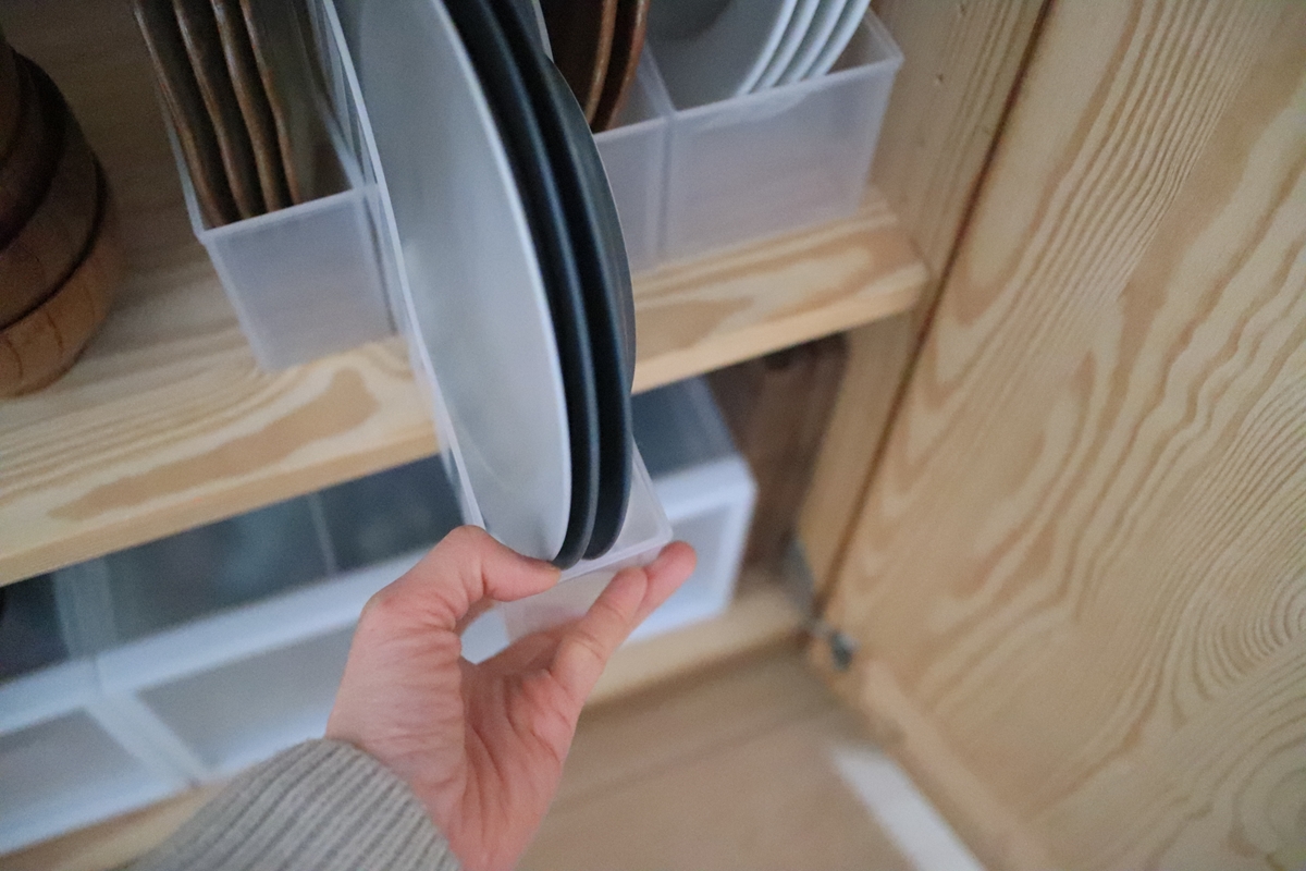 連載 キッチン収納には100均 セリア のスリムなファイルボックスが便利 ローリエプレス