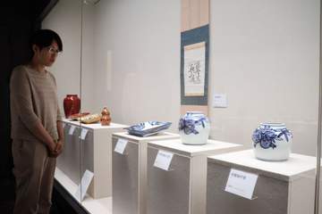 染め付け人間国宝 近藤悠三作品展 倉敷 きび美ミュージアム 皿や花瓶約