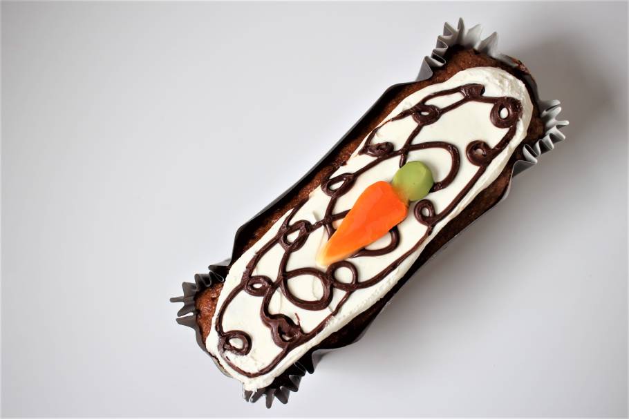 沖縄の洋菓子といえば Jimmy S ジミー チョコがアクセント 食べすぎ注意なキャロットケーキを発見 ローリエプレス