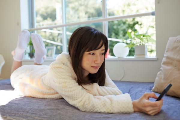 LINEしてる　　女子 に対する画像結果