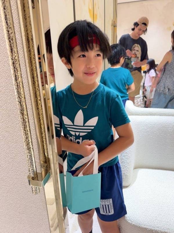 川崎希、長男の“初ティファニー”を報告「好きなサッカー選手がつけてる