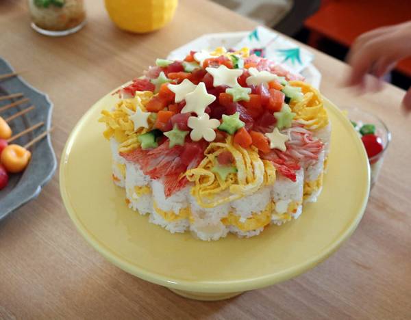 もうすぐひな祭り 食卓華やぐ ちらし寿司ケーキ をマイパーラーで簡単楽しく Pr E レシピ 料理のプロが作る簡単レシピ 3 4ページ