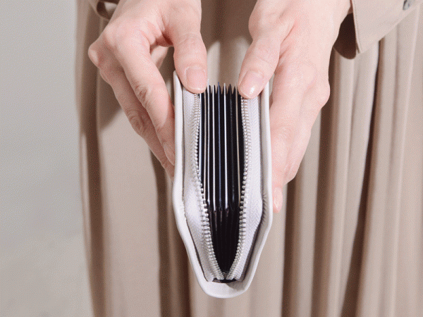 キャッシュレス時代のお財布はコンパクトさで選ぶ！ラムレザーで大人の女性が使いやすい「カードケース」[PR]