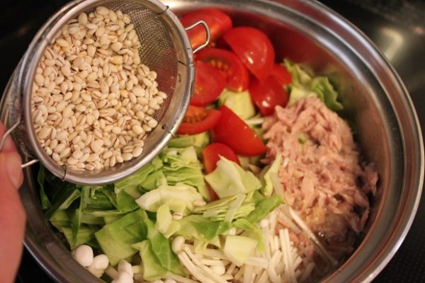 ダシいらずで簡単 もち麦と野菜のスープリゾット 弁当 E レシピ 料理のプロが作る簡単レシピ 2 3ページ