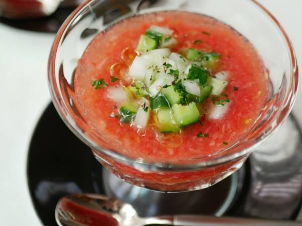 ミキサー不要 超簡単ガスパチョ風 すりおろしトマトの冷製スープ E レシピ 料理のプロが作る簡単レシピ 1 2ページ