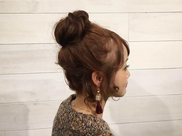 短めのミディアムヘアさんでもできる 簡単なお団子アップヘアの作り方をご紹介 ウーマンエキサイト 1 2