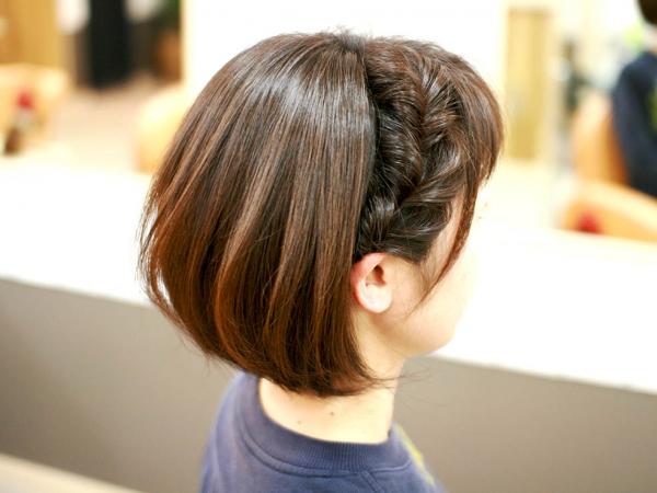 ボブ・ショートヘアでも簡単！サイドの「編み込み風くるりんぱ」ヘアアレンジで大変身♪｜ウーマンエキサイト(1/2)