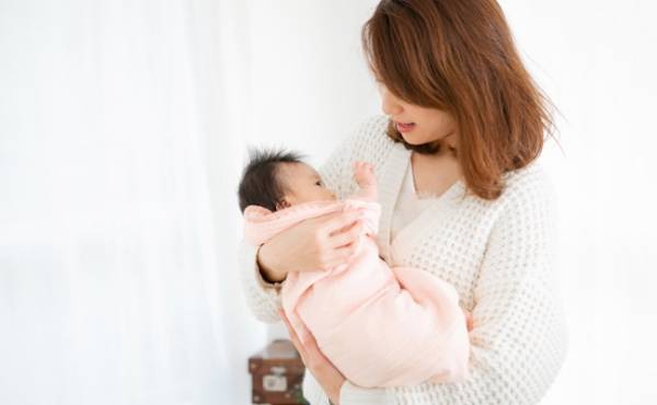 保育士が教える 新生児の赤ちゃんを泣かせずにラクに布団に寝かせる方法 19年10月17日 ウーマンエキサイト 1 3