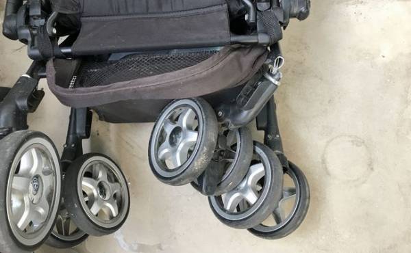 軽率だった…」大後悔！ベビーカーに子ども2人乗せたらタイヤが破損して 
