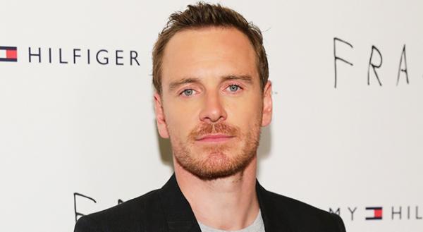 マイケル・ファスベンダー、新作映画セットのポスターにスティーブ・ジョブズ役で登場