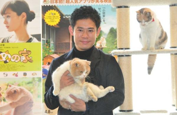 実は犬を飼ってる 伊藤淳史 猫カフェで猫にメロメロ 17年2月21日 ウーマンエキサイト 1 2