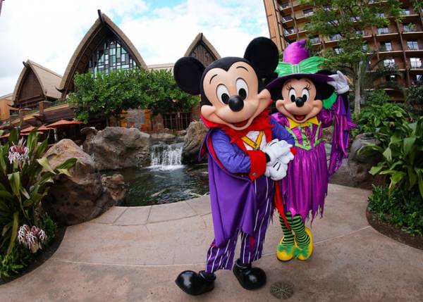 海外ディズニー】ハロウィン限定コスのミッキーたちがお出迎え