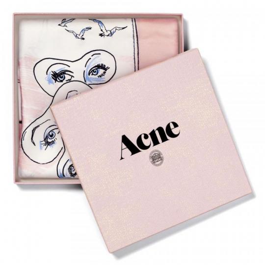 ACNE、日本初の旗艦店のオープンを記念して限定スカーフを発売