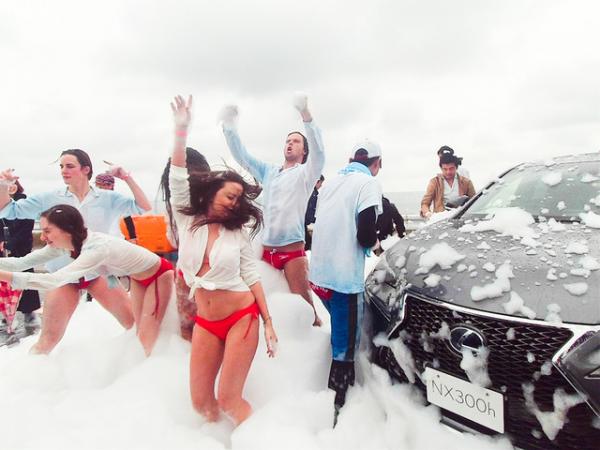 レクサスのcm世界実現 日本初 泡まみれ ランニングイベントに2万人狂喜 15年4月13日 ウーマンエキサイト 1 2