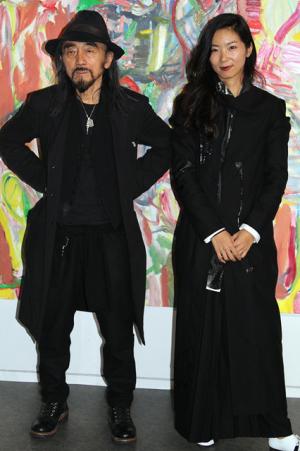 山本耀司、世界をつなぐにはアートしかない。「画と機 山本耀司・朝倉