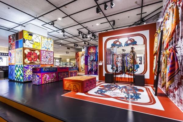 エルメス、新宿伊勢丹で「カレ」の舞踏会開催｜ウーマンエキサイト