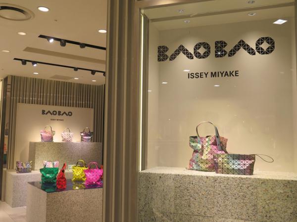 BAO BAO ISSEY MIYAKE、色が変化するバッグ再登場。新宿伊勢丹に限定