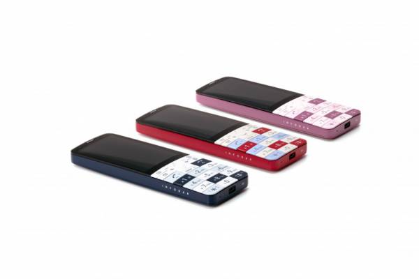 深澤直人デザインの携帯電話「INFOBAR」に15年分の進化を遂げた待望の