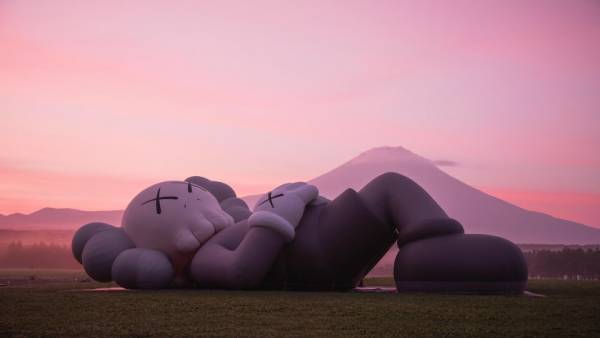 KAWS カウズ HOLIDAY JAPAN FUJI 富士山 　ピンク 世界を旅するKAWS の巨大アートプロジェクト《KAWS:HOLIDAY