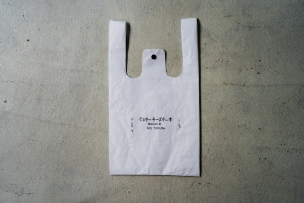 Mr. CHEESECAKEが現代美術作家・加賀美健氏と共同で制作したオリジナルショッパーが登場